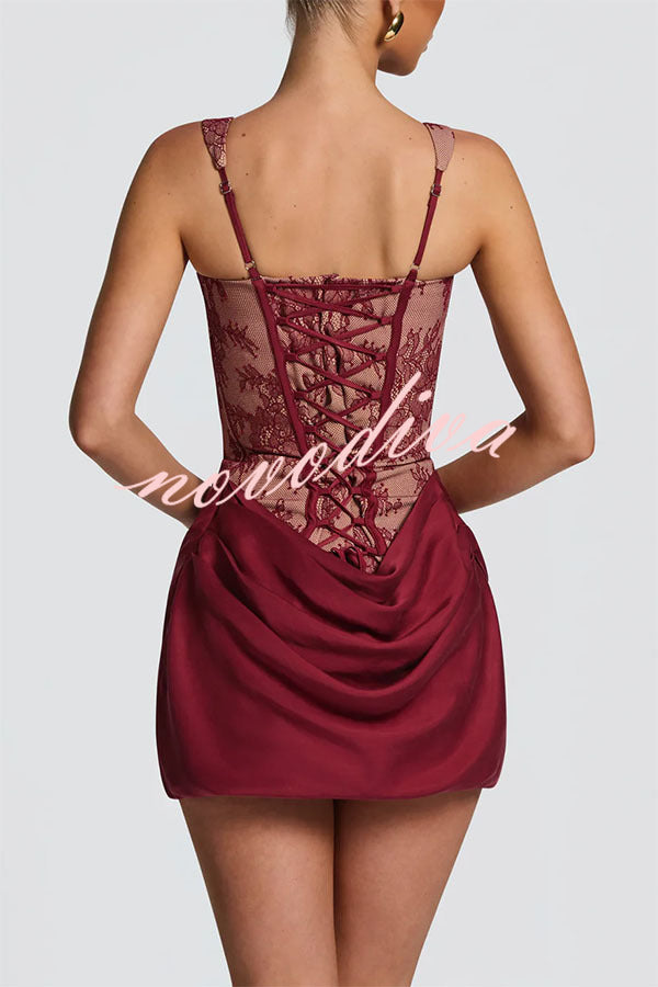 Minivestido Cornelia con encaje floral en contraste, detalle estructural, lazada en la espalda y bajo de satén