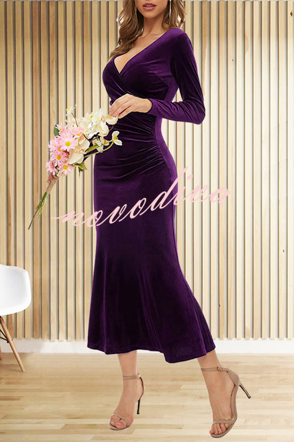 Vestido largo sirena de terciopelo en color liso con escote en V, manga larga y corte ajustado