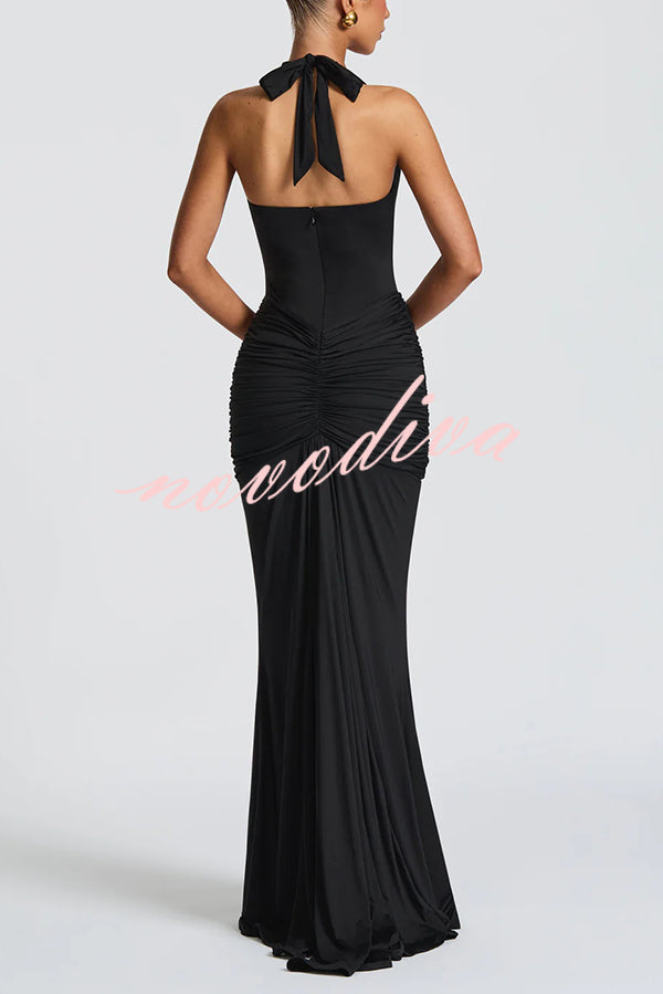Vestido largo elegante de color liso con cuello halter, escote en V, espalda abierta y fruncido anudado