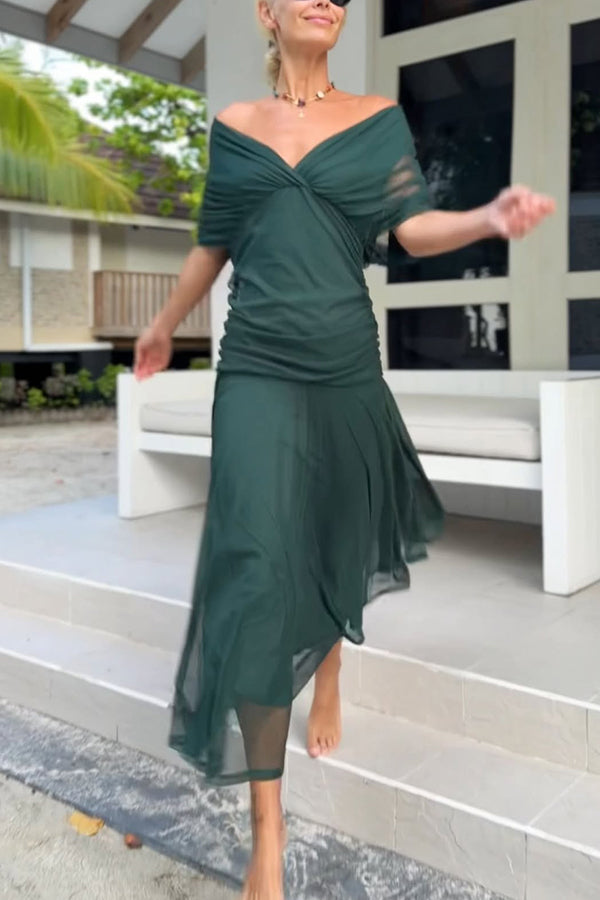 Vestido largo vacacional de malla con estampado único, escote en V y cintura marcada