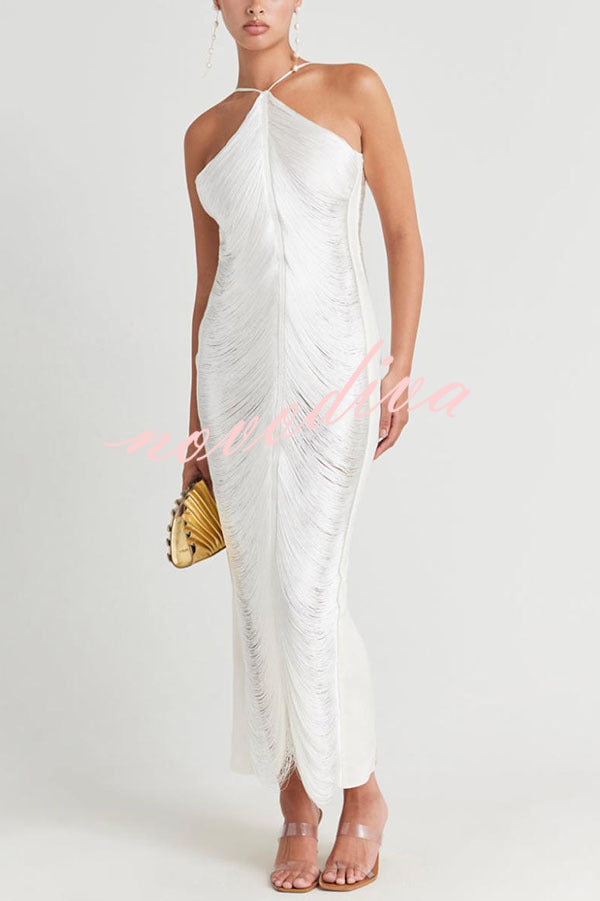 Vestido largo Sexy Toda la Noche metalizado con cuello halter, espalda descubierta, flecos y abertura
