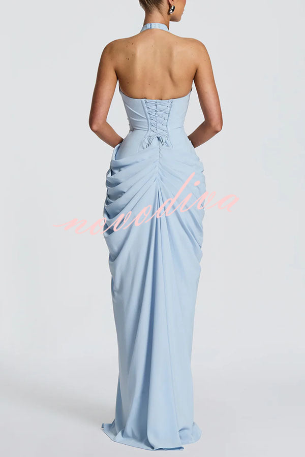 Vestido largo Minette con cuello halter, pliegues asimétricos, abertura y lazada en la espalda