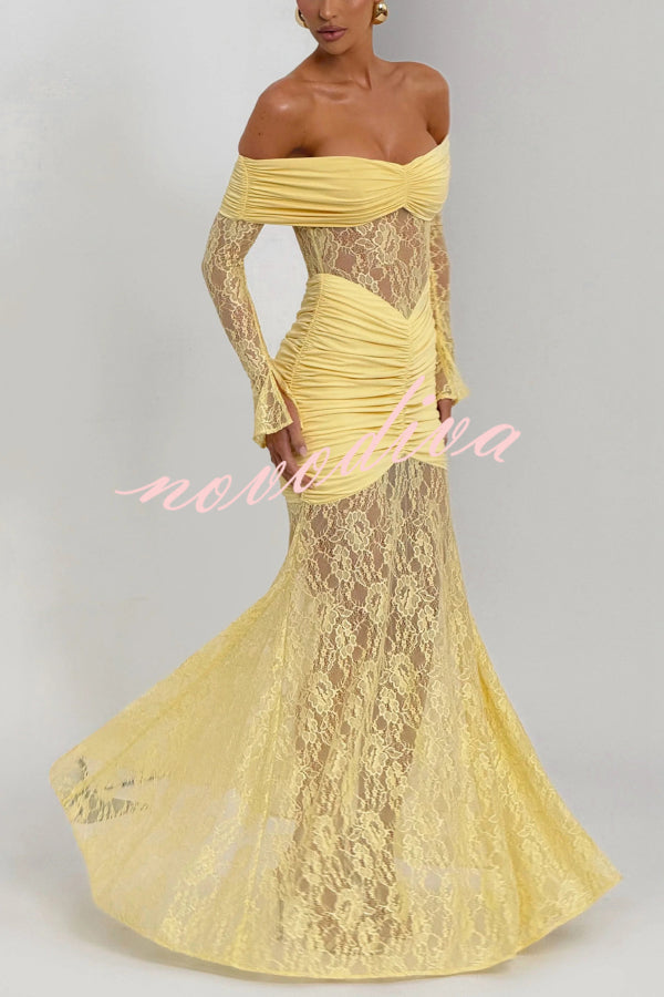 Vestido largo ajustado de color liso con hombros descubiertos, encaje, manga larga y plisado