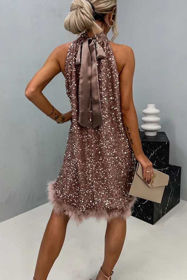 Minivestido babydoll Hora de Bailar de lentejuelas con cuello halter y ribete de plumas