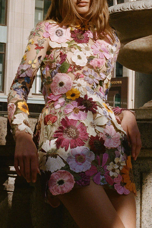 Minivestido Elegantly Enchanted con flores aplicadas, espalda descubierta y manga larga