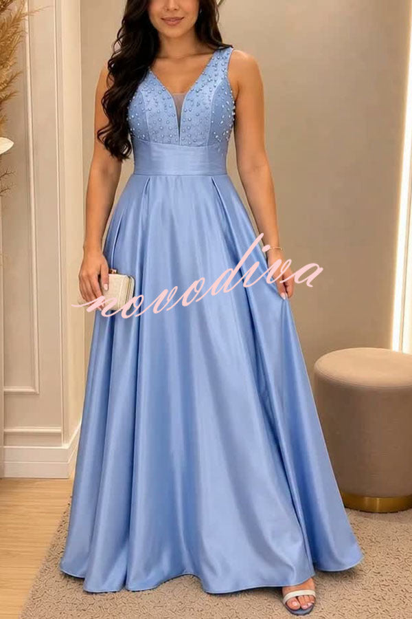 Vestido largo de gala Gran Baile de satén con detalles de pedrería, escote de pico y bajo plisado