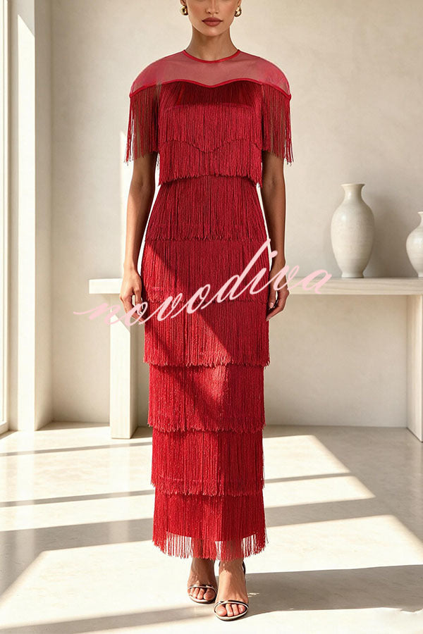Vestido midi Elowyn de malla con flecos escalonados de patchwork, cuello redondo y manga capa