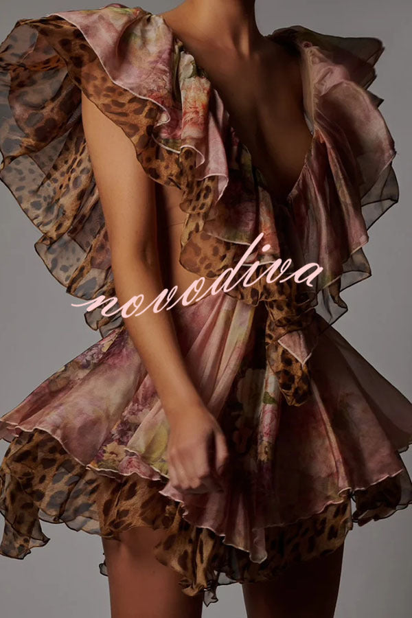 Minivestido Dreamy Island con estampado floral y de leopardo, abertura en la cintura y volantes escalonados
