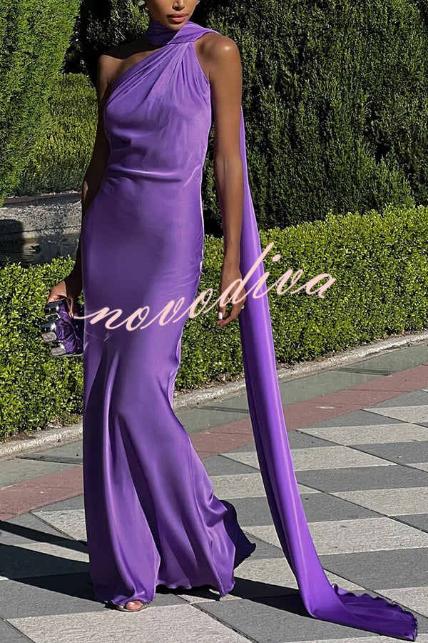 Vestido largo Crush on You de satén asimétrico con espalda descubierta y capa