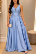 Vestido largo de gala Gran Baile de satén con detalles de pedrería, escote de pico y bajo plisado