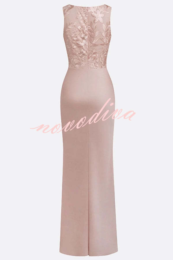 Vestido largo de gala Vera de satén con bordado de malla, fruncido, cuello redondo y sin mangas