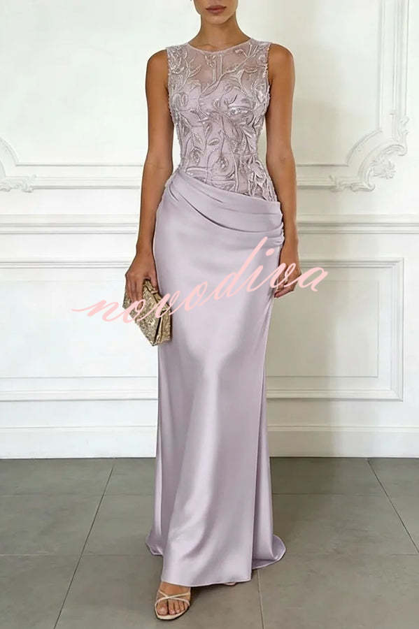 Vestido largo de gala Vera de satén con bordado de malla, fruncido, cuello redondo y sin mangas