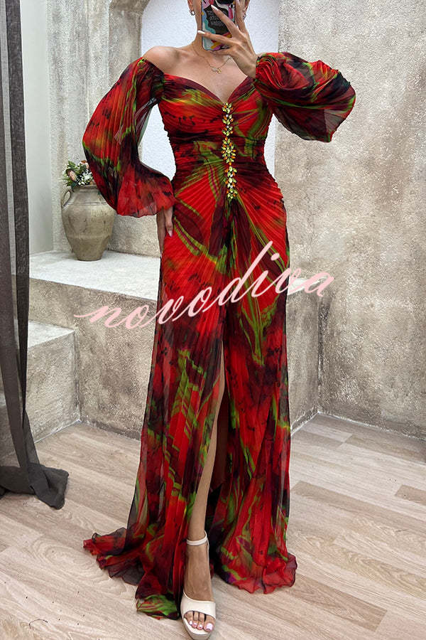 Vestido largo estampado con hombros descubiertos, adornos brillantes, plisado y abertura