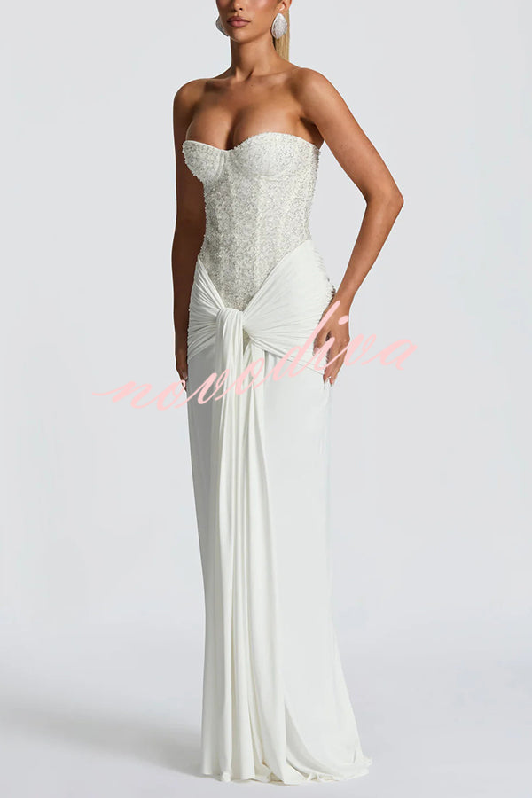 Vestido largo Carina de lentejuelas y punto satinado con hombros descubiertos, fruncido, nudo y caída drapeada