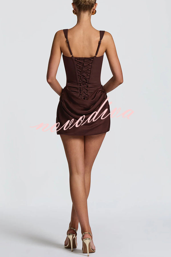 Minivestido Cornelia con escote cuadrado, lazada en la espalda y bajo drapeado de satén
