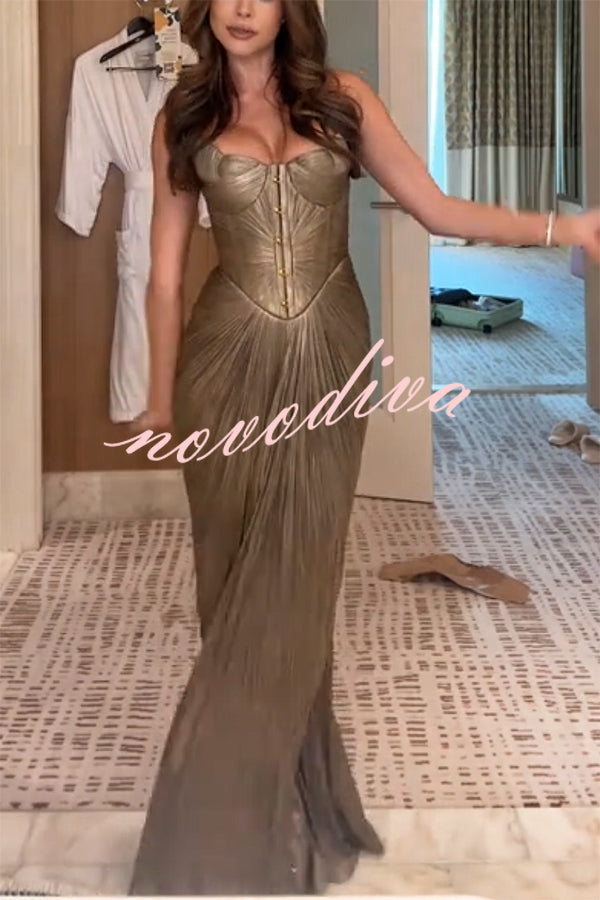 Vestido largo metalizado plisado con cuerpo esculpido, lazada en la espalda y drapeado