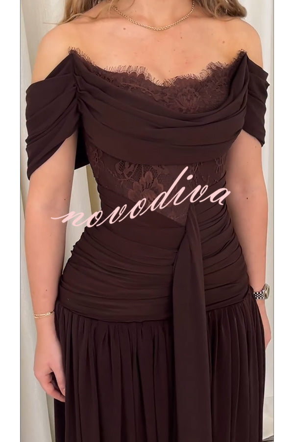 Vestido largo de gala Maguire de gasa fruncida drapeado con patchwork de encaje floral y hombros descubiertos