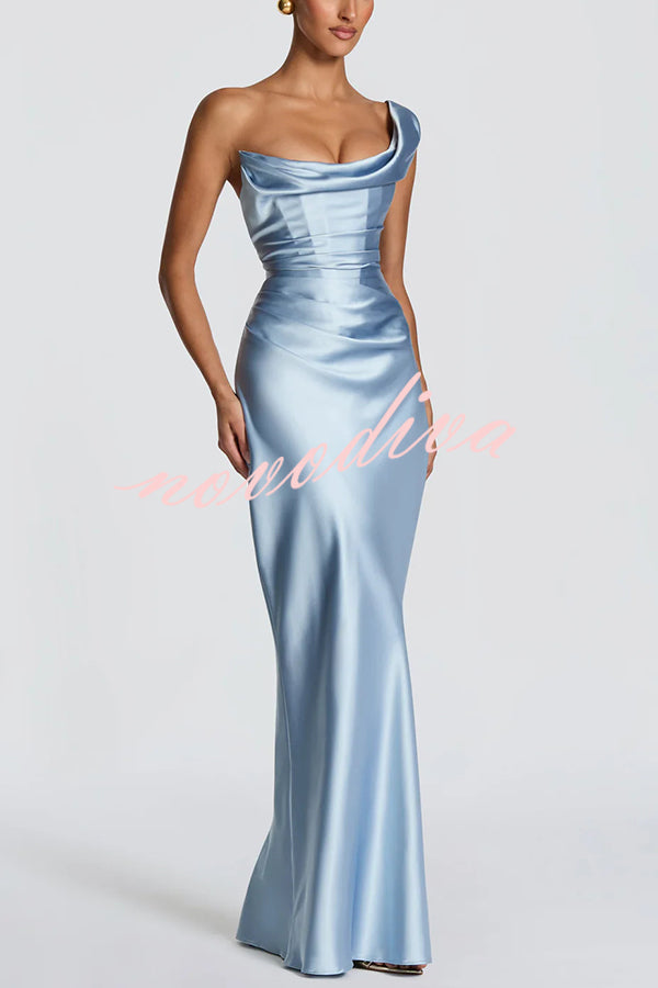 Vestido largo Thalassa de satén de un solo hombro con escote redondo, corte al bies y plisado