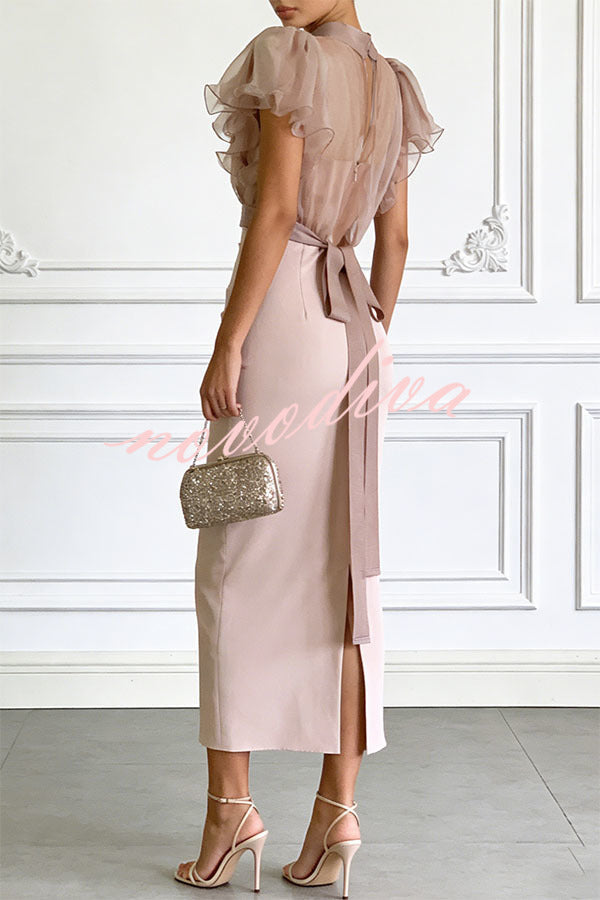 Conjunto de dos piezas de top transparente con cuello alto, manga con volantes y lazada en la espalda y vestido midi lencero fruncido