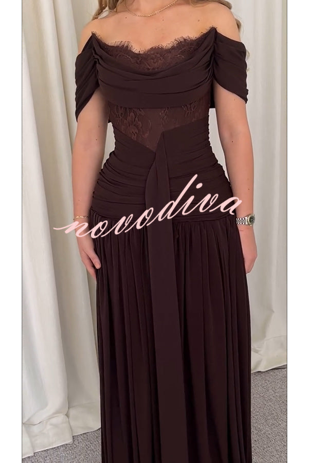 Vestido largo de gala Maguire de gasa fruncida drapeado con patchwork de encaje floral y hombros descubiertos