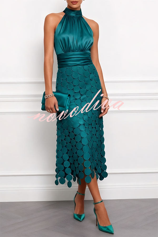Vestido midi Janice de satén fruncido con cuello halter, sin mangas y bajo bordado de lunares