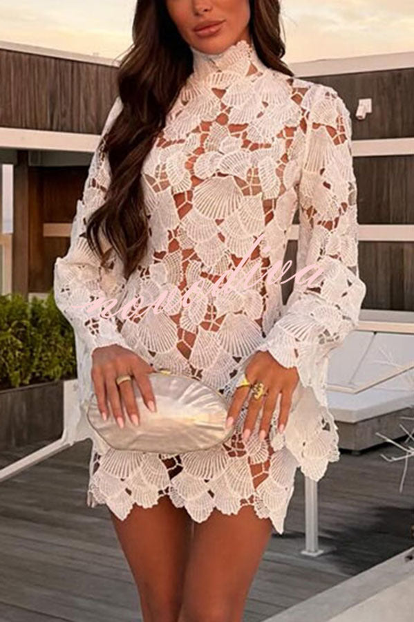 Minivestido de encaje de ganchillo con conchas, cuello alto y manga larga acampanada