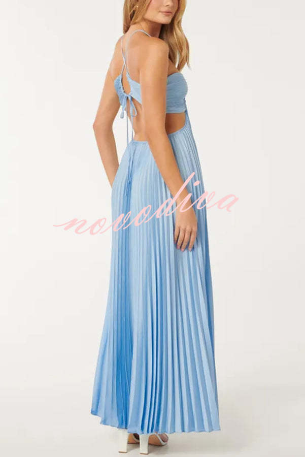 Vestido largo vaporoso Caught Your Eyes de satén plisado con tirantes cruzados y aberturas