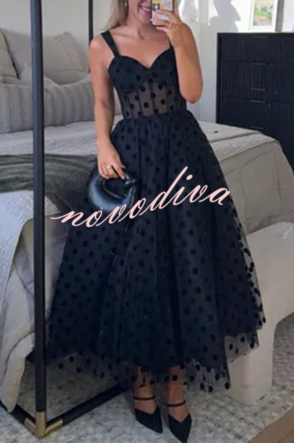Vestido midi evasé Invitada Perfecta de tul de lunares con escote corazón tipo bustier