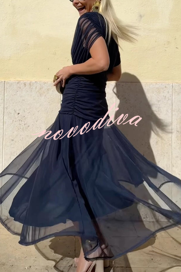 Vestido largo vacacional de malla con estampado único, escote en V y cintura marcada