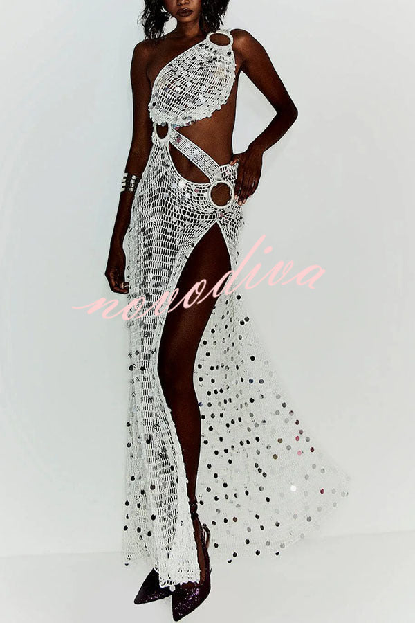 Vestido largo tipo pareo de punto calado con lentejuelas, un solo hombro, detalle de aro y abertura