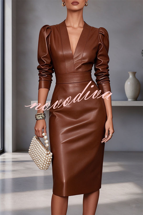 Vestido midi lápiz elástico de polipiel con escote en V y manga larga