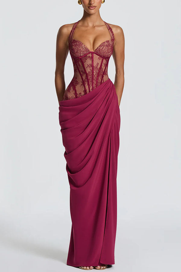 Vestido largo halter Bonita con encaje floral en contraste, detalle estructural, plisado asimétrico y abertura