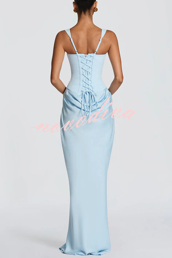 Vestido largo Larrah con escote cuadrado, lazada en la espalda y bajo drapeado de satén