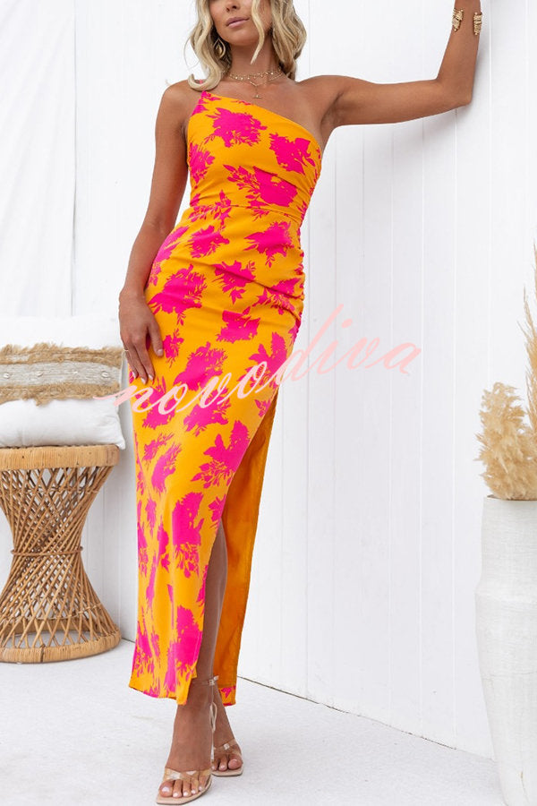 Vestido largo de fiesta Momento Perfecto con estampado floral, asimétrico de un hombro y abertura