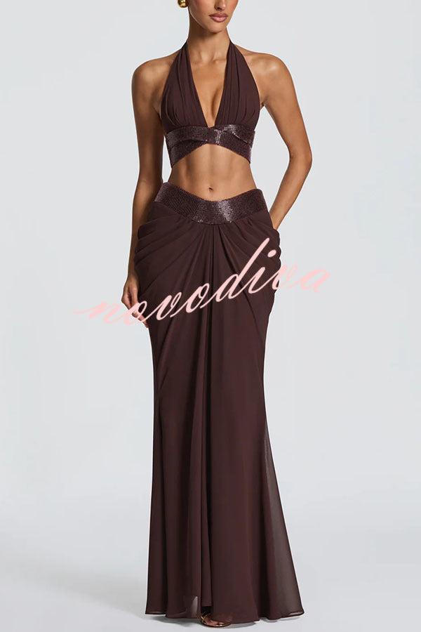 Conjunto Sophie de top halter corto de gasa con ribete adornado y falda larga con drapeado fruncido