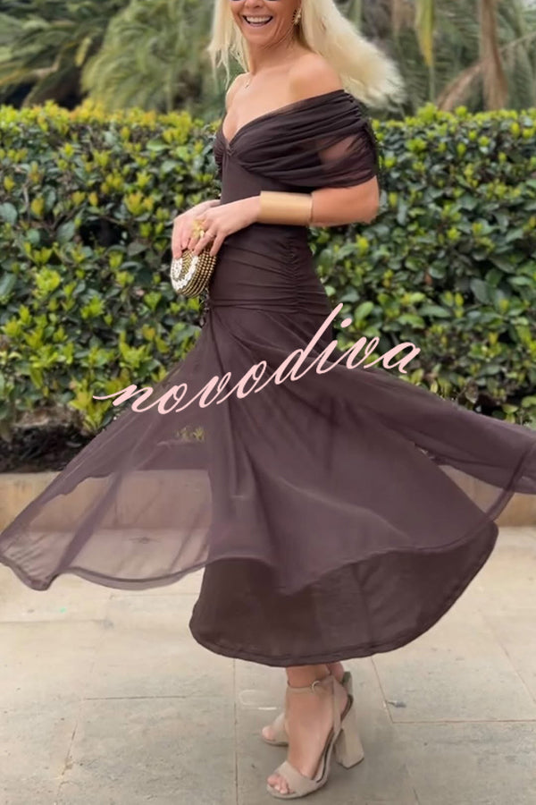 Vestido largo vacacional de malla con estampado único, escote en V y cintura marcada