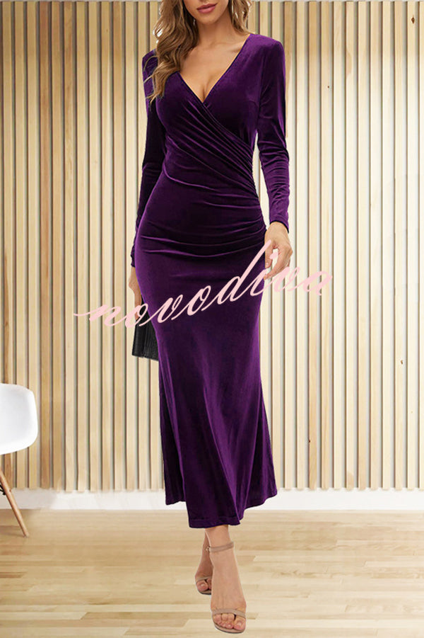 Vestido largo sirena de terciopelo en color liso con escote en V, manga larga y corte ajustado