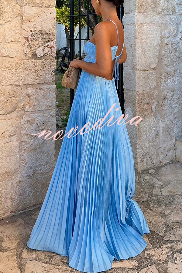 Vestido largo vaporoso Caught Your Eyes de satén plisado con tirantes cruzados y aberturas
