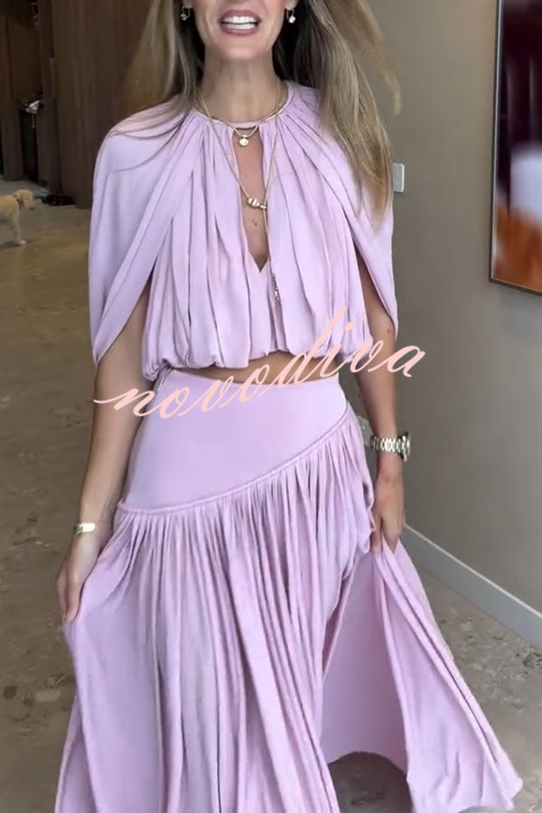 Conjunto Venus de top corto fruncido con abertura en el cuello y en las mangas y falda larga plisada de tiro alto