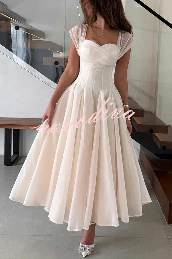 Vestido largo elegante sin mangas de tul con cintura entallada y falda con mucho vuelo