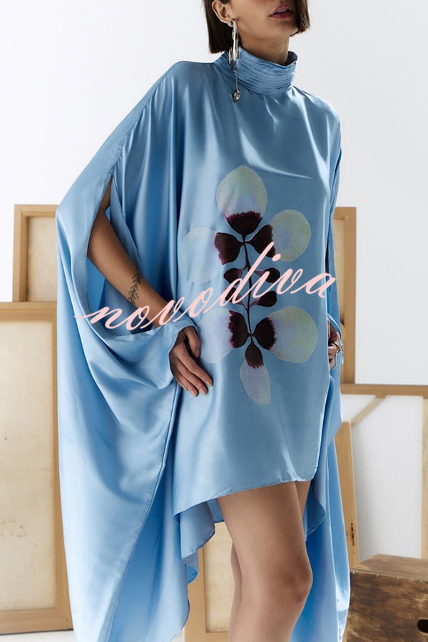 Minivestido holgado Luisa de satén con estampado floral, plisado, cuello alto y manga murciélago con aberturas