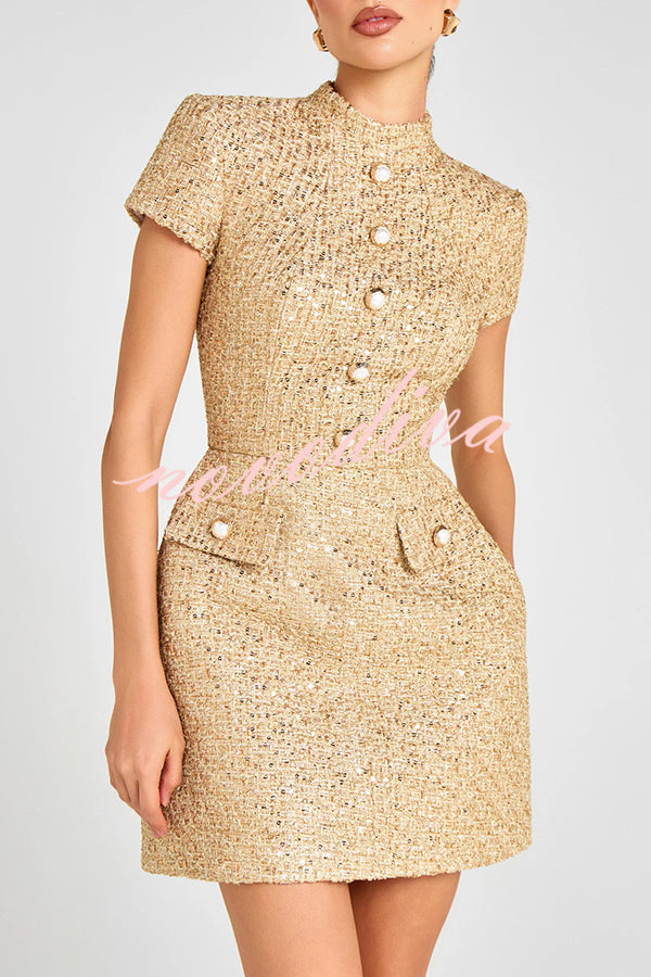 Minivestido Estándar Dorado de tweed con botones de perla, manga corta y bolsillos