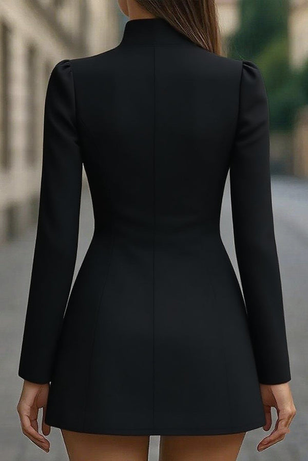 Minivestido formal ajustado con cuello alzado y botonadura sencilla
