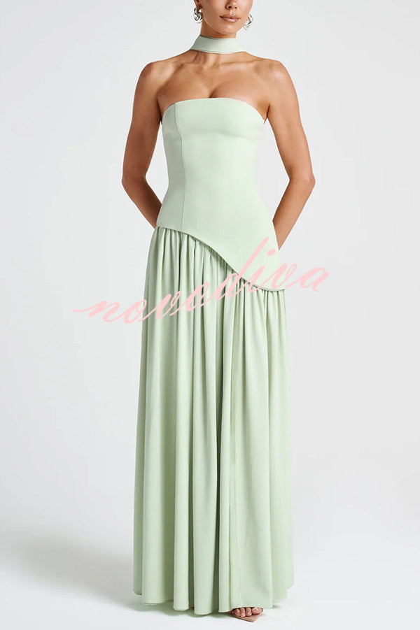 Vestido largo elegante de gasa con hombros descubiertos, bajo plisado, pañuelo y abertura