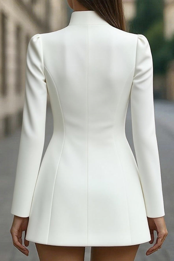 Minivestido formal ajustado con cuello alzado y botonadura sencilla