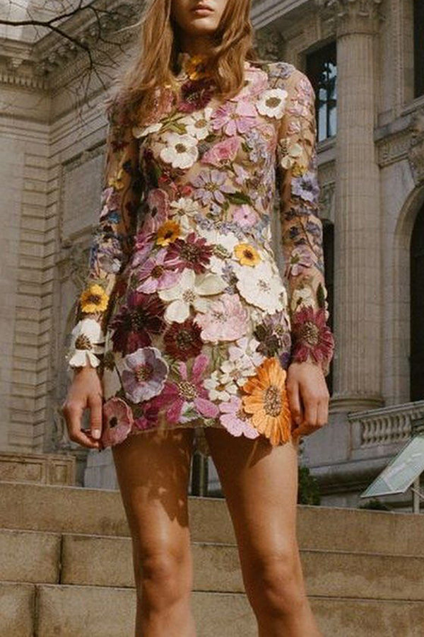 Minivestido Elegantly Enchanted con flores aplicadas, espalda descubierta y manga larga