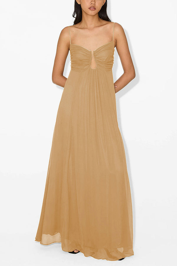 Vestido largo lencero evasé con espalda fruncida y detalle calado metálico, suave y elegante