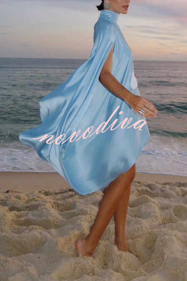 Minivestido holgado Luisa de satén con estampado floral, plisado, cuello alto y manga murciélago con aberturas