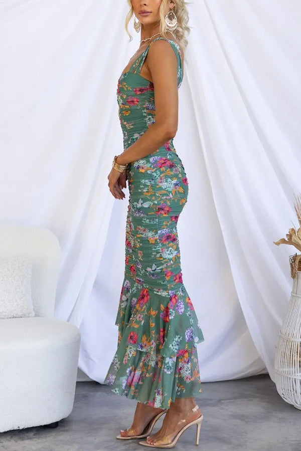 Vestido largo con capa de malla floral fruncida y bajo con volantes