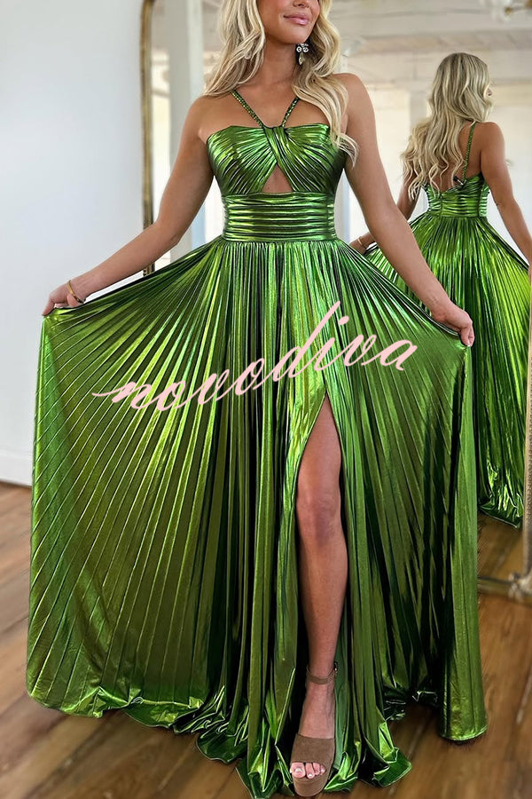 Vestido largo plisado Estilo Reina de tejido metalizado con escote cruzado, abertura y calado